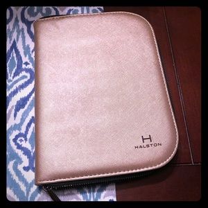 Halston travel jewelry case. Travel easy 💋